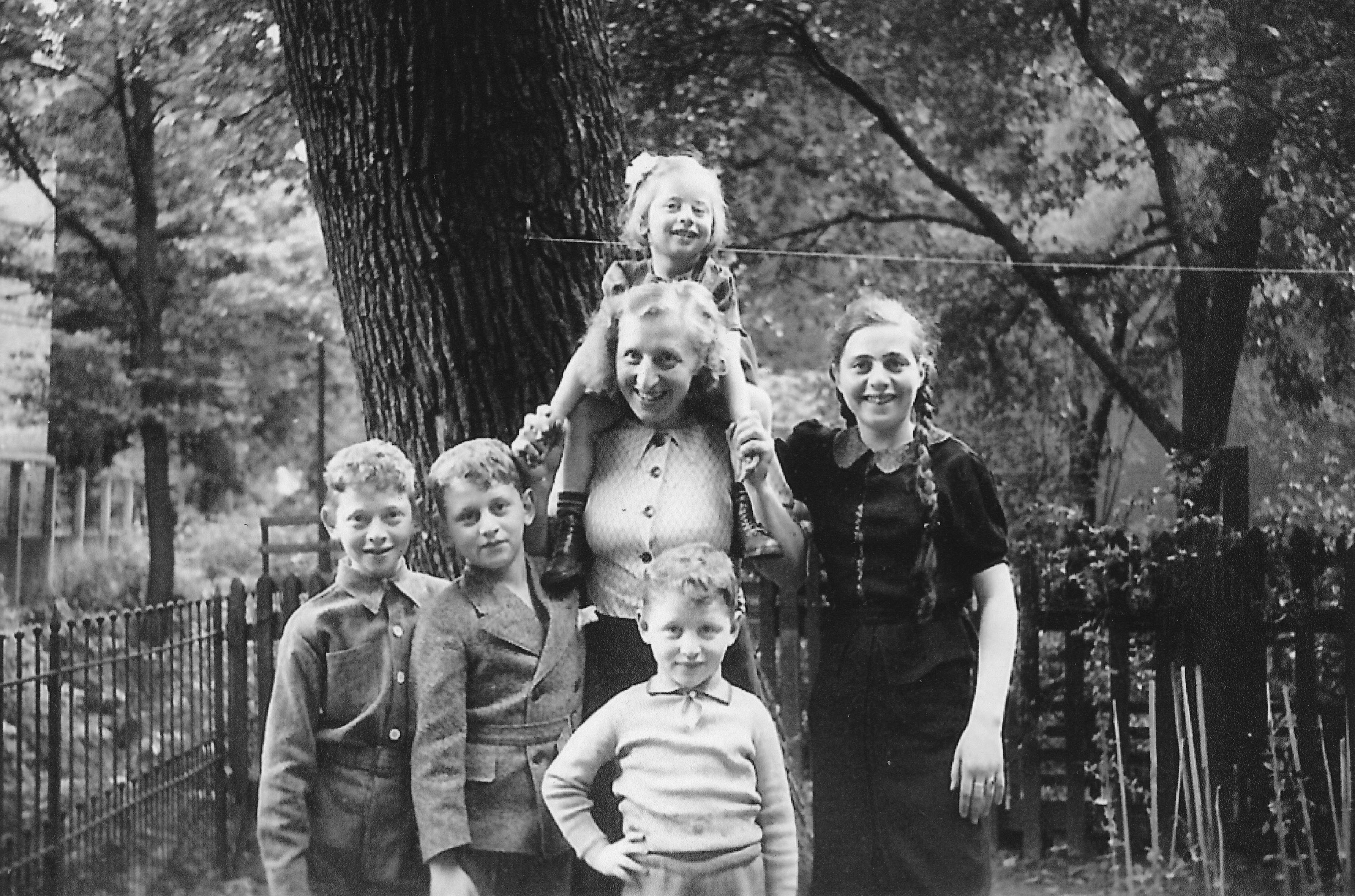 Meta Cohen mit ihren Kindern, 1938