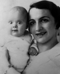 Senta Dohme mit dem Baby Karin auf dem Arm