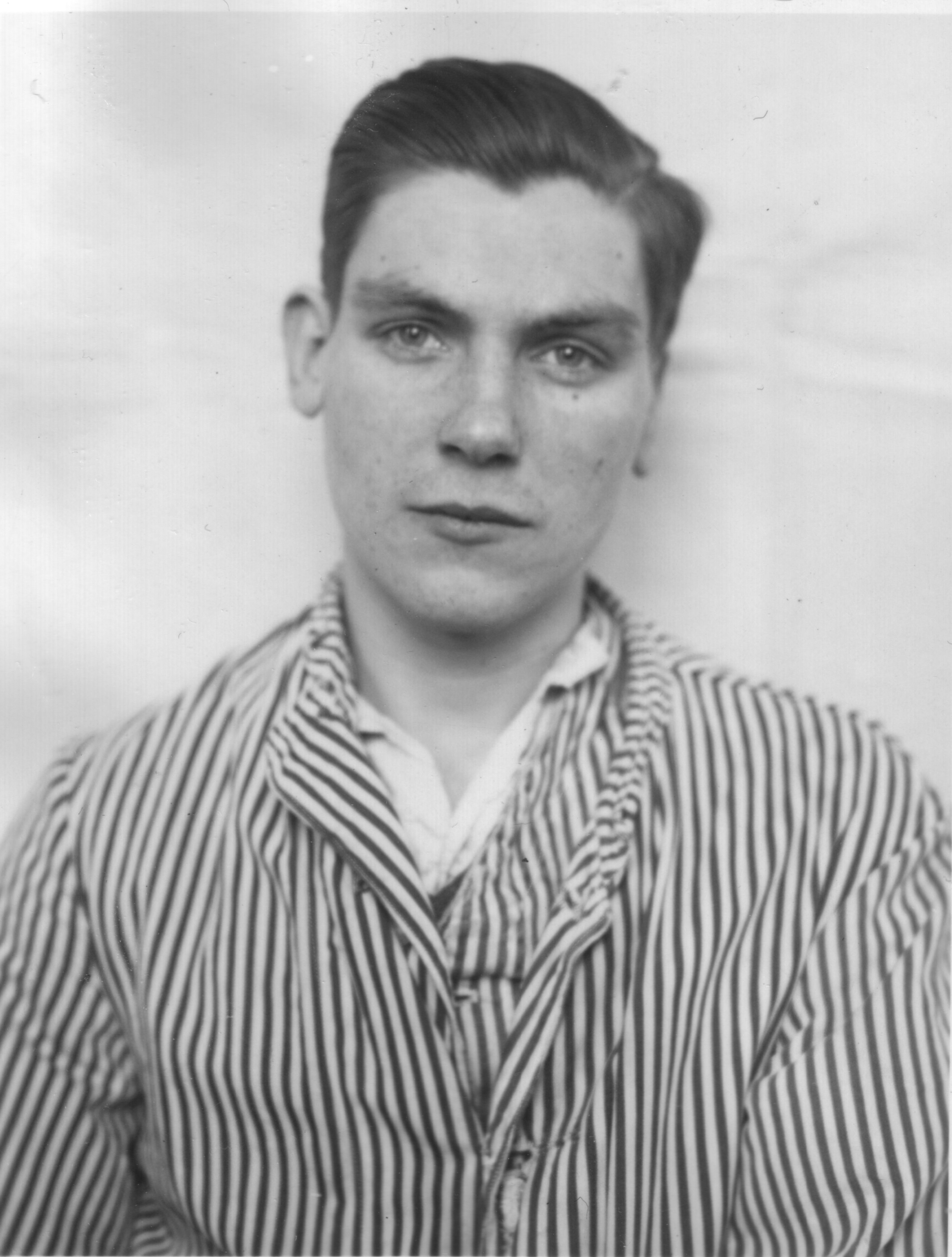 Kurt Gth, genannt Ladiges, in Anstaltskleidung der Heil- und Pflegeanstalt Langenhorn, ca. 1940