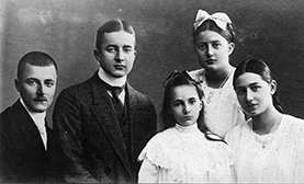 Elisabeth Gler, Mitte, und ihre Geschwister