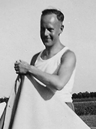 Henry Heitmann whrens eines Ausflugs seines Paddelboot-Freundeskreises, ca. 1937