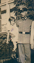 Hermann Kath in Uniform, hlt seine Tochter auf dem Arm