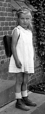 Liselott Kreidelmeyer an ihrem ersten Schultag