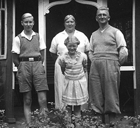 Familie Lieber: Hans, Sophie, Ingeburg und der ltere Bruder (v.l.n.r.)