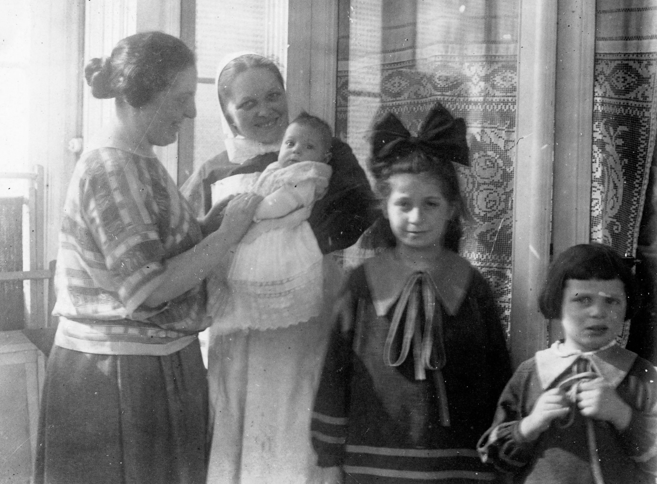 Minna Mathias mit ihren Tchtern Vera und Lisa und ihrer Schwester Gerda (Mitte), 1924