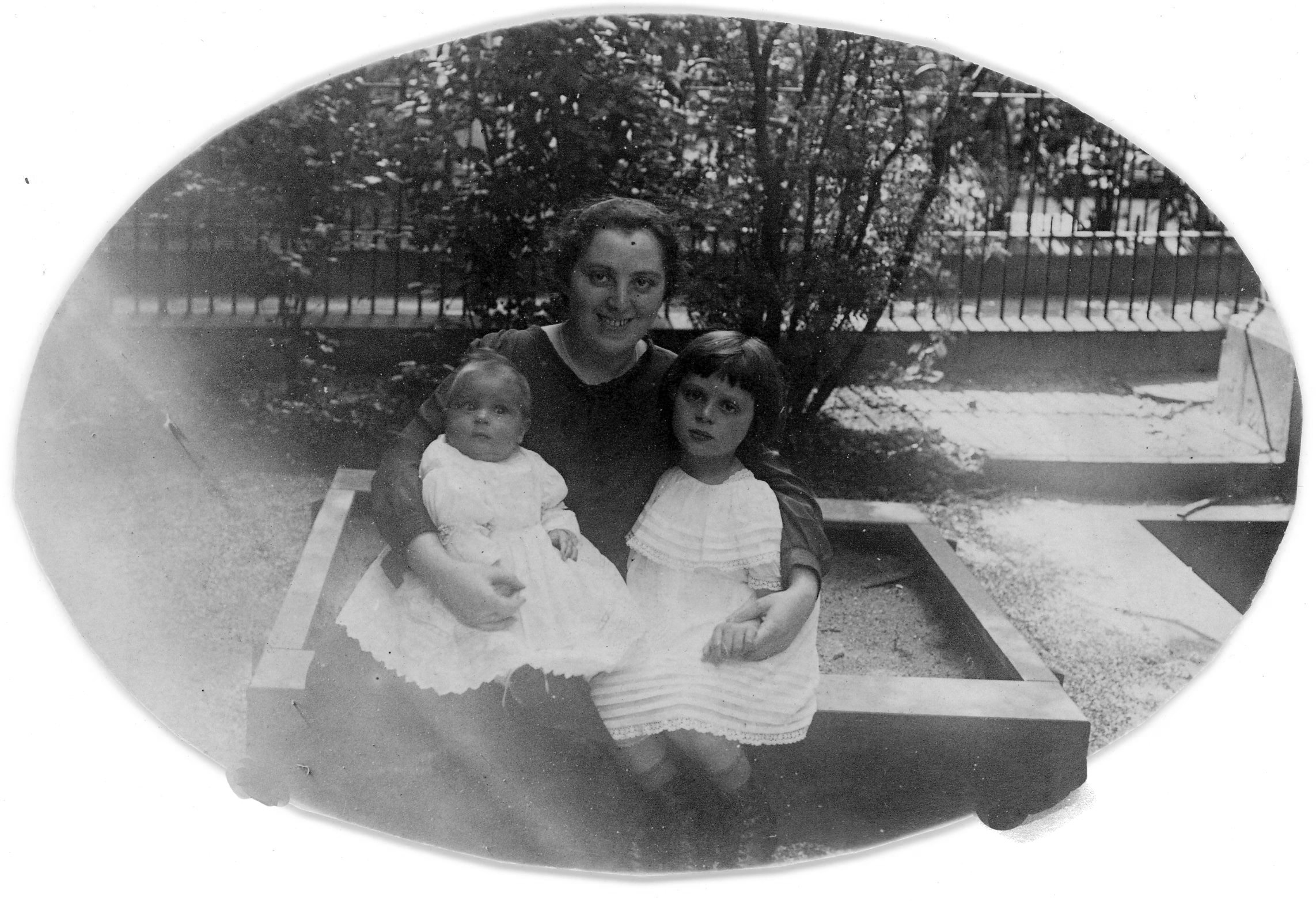 Lisa (rechts) mit Ihrer Mutter Minna Mathias und Schwester Vera