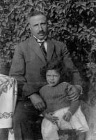 Julius Neuhaus mit Tochter Ingrid, ca. 1927