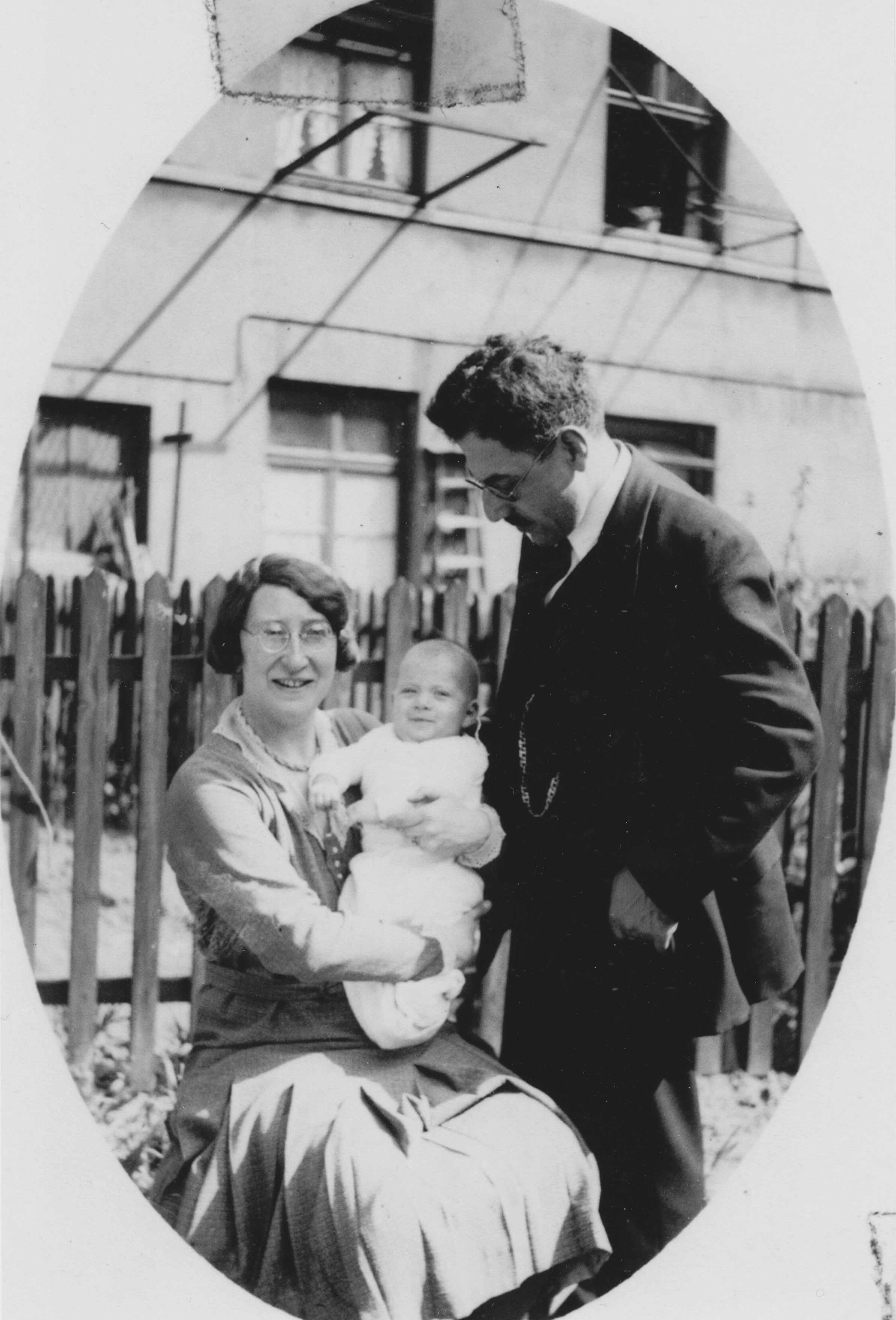 Flora, geb. Lwenberg, und Willy Snger mit ihrem ersten Sohn Jacob vor ihrem Wohnhaus in der Bundesstrae 95   