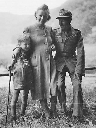 Karl Schumann in Uniform, mit Sohn Wolfgang und Ehefrau Margarethe