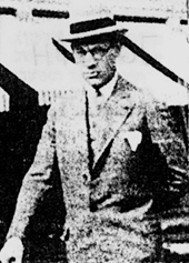 Joseph Sealtiel  gehender Herr mit Brille, in hellem Anzug und Hut