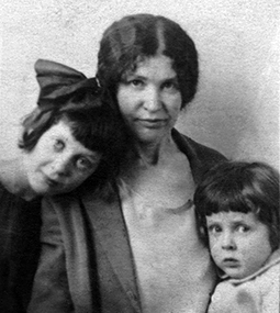 Sonia Wechsler mit Tochter Esther und Sohn Max