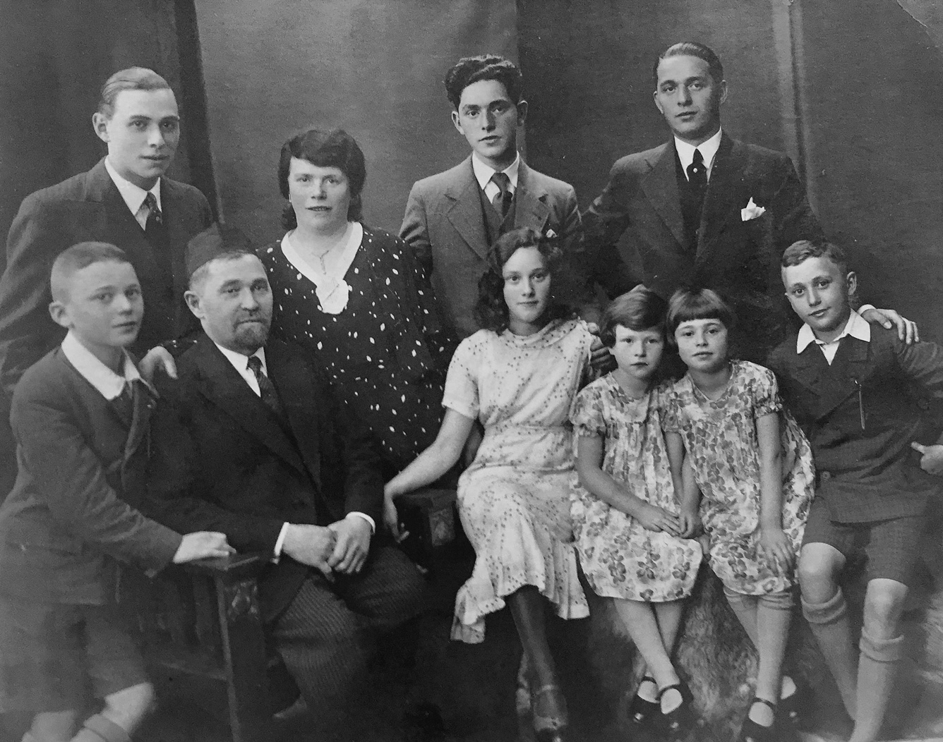 Familie Weissmann, obere Reihe von links: Morris, Sheindel, Willi, Simon,
untere Reihe von links: Max, Norbert “Nehemia“, Lilli, Elli, Ani und Oscar.