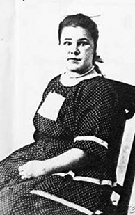 Sitzende Gertrud Bechtold, ca. 25 Jahre alt