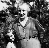Selma Bleiweiss mit ihrer Enkelin Hannelore, 1938
