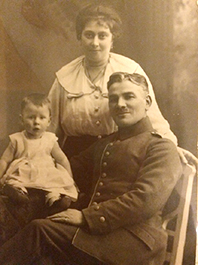 Flora und Max Blumenthal, ein Sohn sitzt auf seinem Bein, während des Ersten Weltkriegs