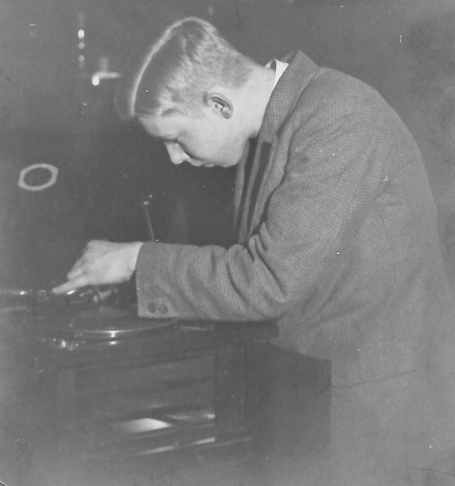 Oscar Bünemann am Grammophon, ca. 1929 Oscar Bünemann am Grammophon, ca. 1929