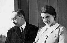 Ehepaar Bundheim auf dem Balkon in der Brahmsallee 26, 1936