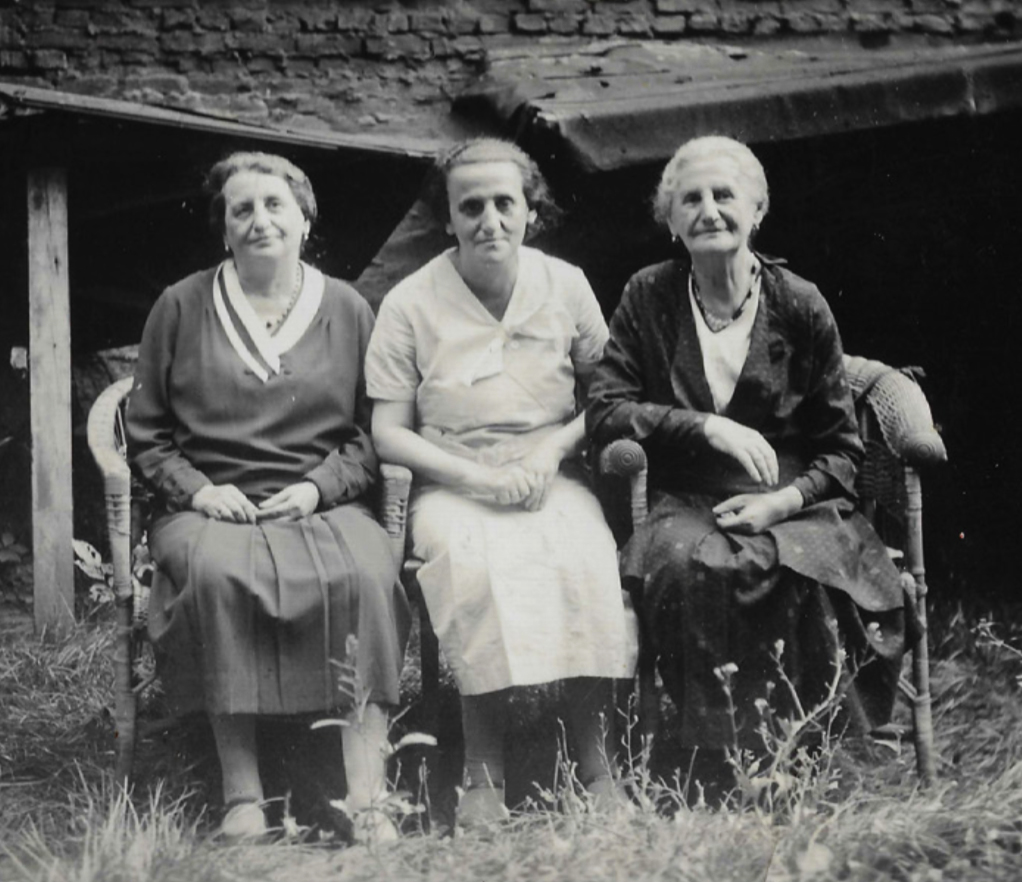 Ester Rechtschaffen mit ihren Schwestern Jetty Dicker und Golda Gisela Litwak, Altona 1934 (v.re.n.li.) Ester Rechtschaffen mit ihren Schwestern Jetty Dicker und Golda Gisela Litwak, Altona 1934 (v.re.n.li.)