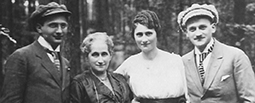 Familienbild Mutter, Tochter, 2 Söhne, Aufnahme bei Waldspaziergang 1919