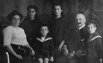 David u. Catharina Goldstein mit den Kindern (von links) Helene und Martha, Hermann und Paul, 1914