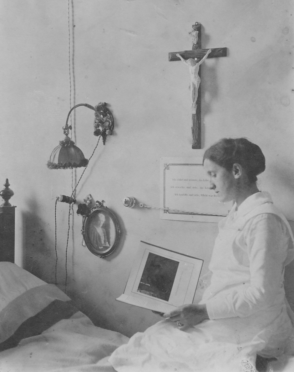 Auguste Friedburg als Rote-Kreuz-Schwester 1915 in Belgien