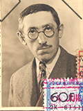 Porträtfoto Benjamin Goldberger mit Marken und Klammern aus einem Ausweis