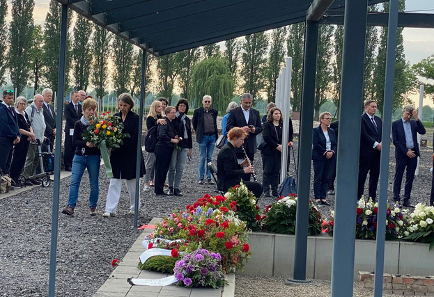 Mitglieder der Stolperstein-Initiative Hamburg bei der Gedenkveranstaltung zum 79. Jahrestag des Kriegsendes und der Befreiung des Konzentrationslager Neuengamme