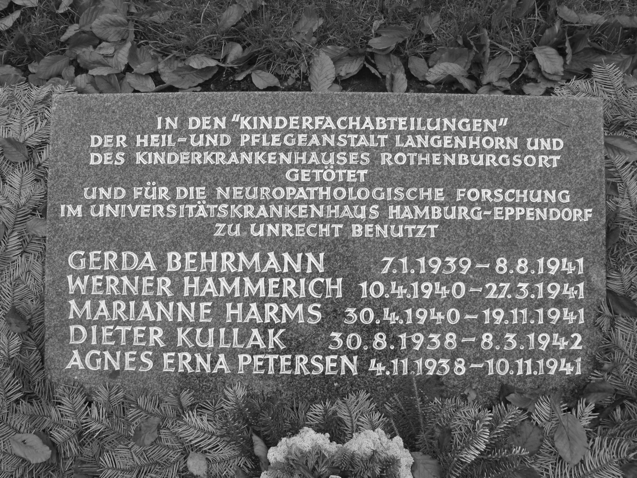 Grabstätte der histologischen Präparate auf dem Ehrenfeld für Verfolgte der NS-Herrschaft der Geschwister-Scholl-Stiftung, Grablage: Bo 73, Nr. 155 