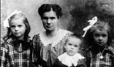 Auguste Hüpper mit ihren drei Kindern 