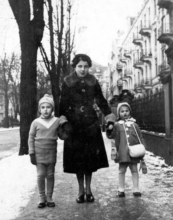 Edith Jacobs mit den Kindern Otto Julius und Ruth Elfriede Kallmes im Winter 1935 vermutlich vor dem Mehrfamilienhaus im Abendrothsweg 25 