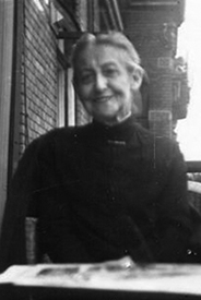 Jenny Jastrow, auf einem Balkon sitzend