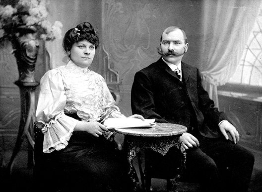 Rosa und Paul Emil Kallohn bei ihrer Hochzeit 1907 in Altona