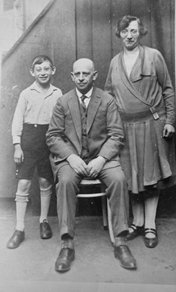 Isidor Karger mit seiner Frau Rea und Sohn Werner