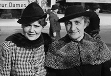 Frieda Karseboom mit ihrer Schwiegertochter Lucie Karseboom, 1935