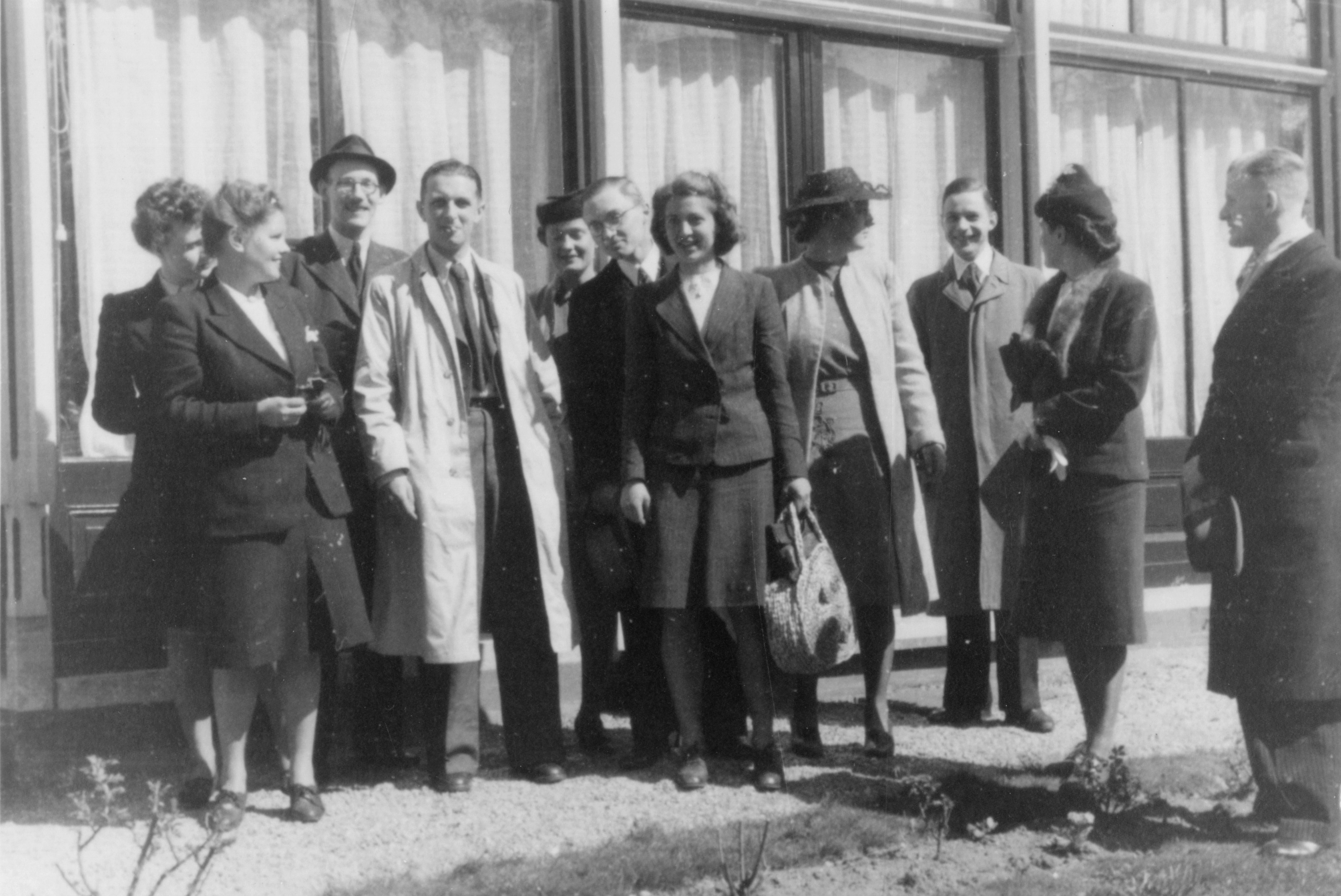 Mitglieder des Kindercomit, einer Widerstandsgruppe in Utrecht, die jdischen Kindern Unterschlupf gewhrte, bei der Hochzeitsfeier von Geert Lubberhuizen; von links nach rechts Titie Timmenga, Annie de Waard, Dr. Ger Kempe, Manfred Lewinsohn, Olga Hudig