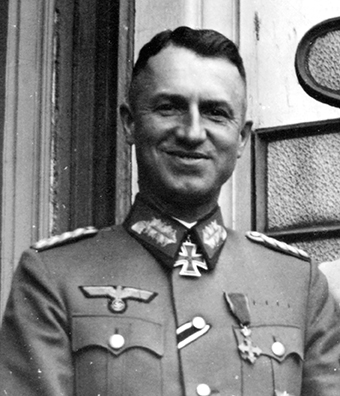 Fritz Lindemann in Uniform auf dem Balkon seiner Wohnung, Mai 1942