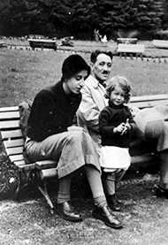 Familie auf einer Bank sitzend: Gerda Link, ihre Tochter Rakhel, Ehemann v.l.n.r.