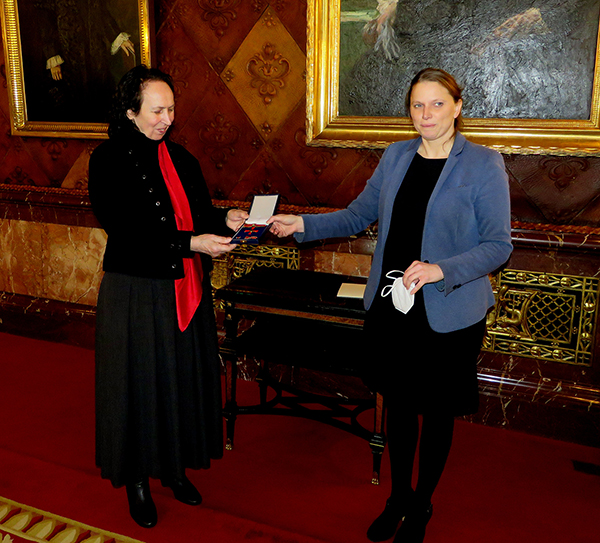 Margot Löhr erhält das Bundesverdienstkreuz, überreicht im Hamburger Rathaus von Senatorin Leonhard für ihren Doppelband „Die vergessenen Kinder von Zwangsarbeiterinnen in Hamburg. Ein Gedenkbuch“