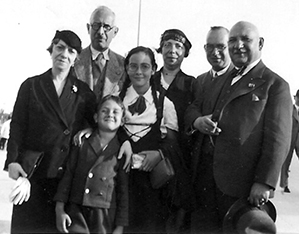 Familie Marcus: Erwachsene v.l.n.r: Martha, Gustav, Hella, Fritz, Siegmund; Kinder: Felix (Yizhak) und Therese (Rachel). Aufgenommen von Rosa Marcus, Fritz Marcus Ehefrau, in Berlin bei der Auswanderung der Familie Fritz und Rosa Marcus nach Palstina, A