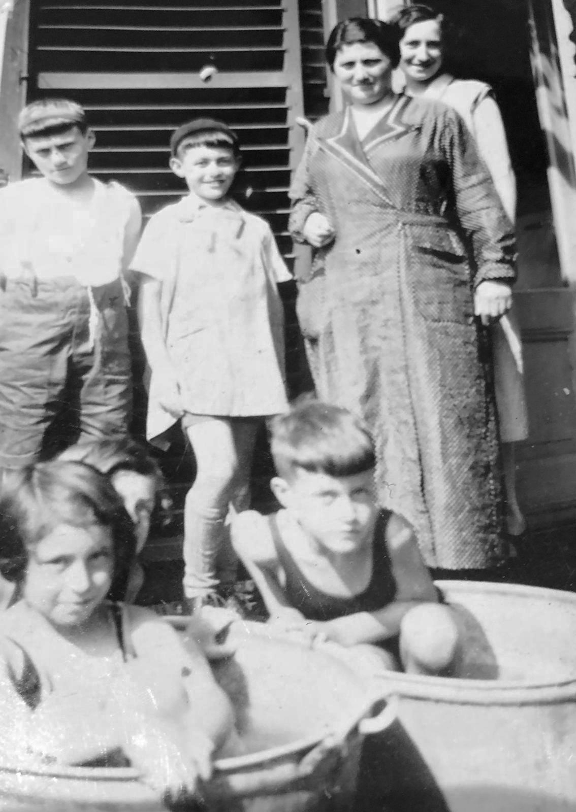 Estella Mendel mit ihren Enkelkindern