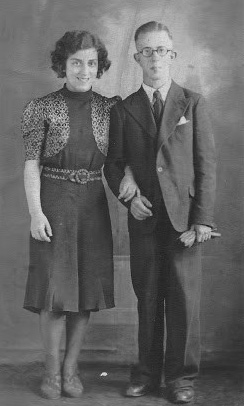 Mirjam Neumann mit einem Freund, 1940