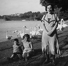 Horst Philipp zusammen mit seiner Mutter Lore-Emma (stehend) an der Alster