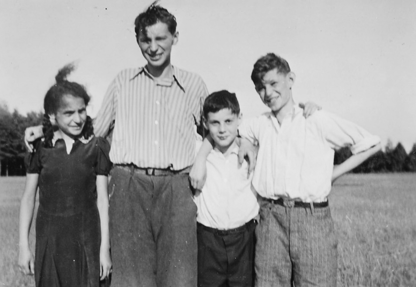 Josef “Joe“ Rechtschaffen rechts mit seinen Brüdern Leo (2. v. l.) und Jacob “Jeannot“ (2. v. r.), sowie einer Kusine, um 1936 Josef “Joe“ Rechtschaffen rechts mit seinen Brüdern Leo (2. v. l.) und Jacob “Jeannot“ (2. v. r.), sowie einer Kusine, um 1936