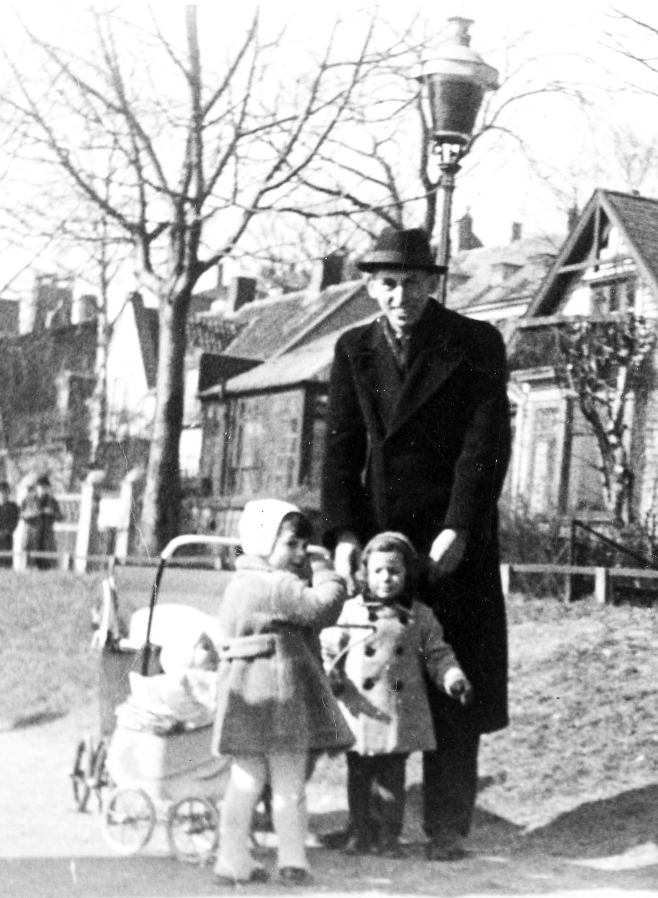 Karl Rechtschaffen mit Tochter Sara Eva vor ihm, D�nemark 1940