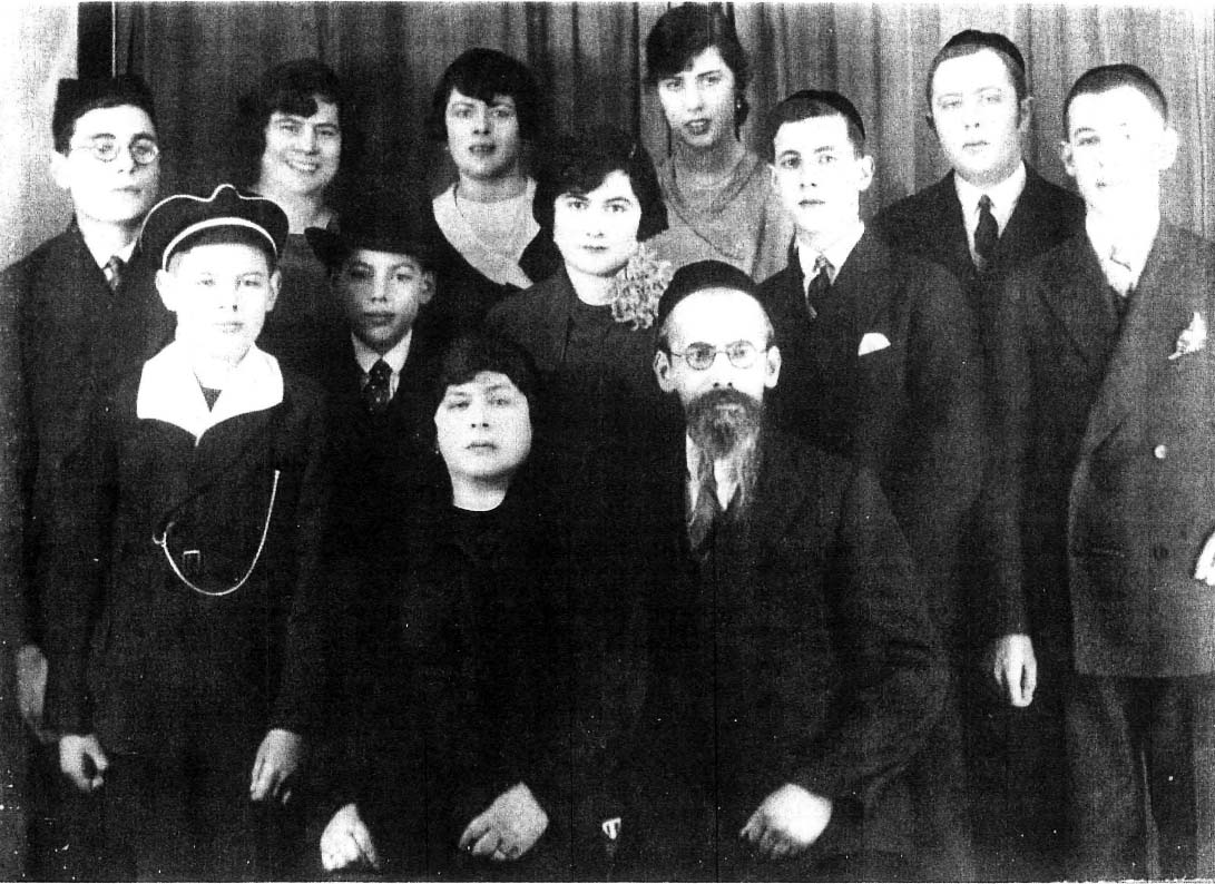 Breindel Tzirel und Pinkus Majer Stimler (Mitte), (2. R.v.l. n.r.) Samuel (Semi), Eduard Edward (Eddie, Eddy), Zippora (Tzipora), Siegfried (Salomon Leb), (3. Reihe) Markus Jakob (Max), Sarah, Charlotte (Chaja), Frieda (Friedel), Hermann (Hirsch) und Isaa