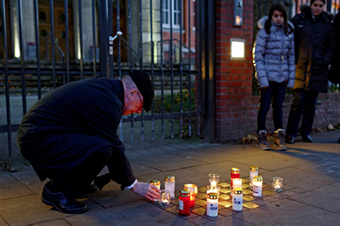 Kerzen vor der Talmud Tora Schule im Grindelhof Kerzen vor der Talmud Tora Schule im Grindelhof