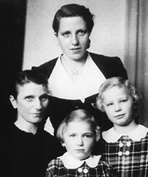 Johanna Tpfer mit ihren drei Tchtern
