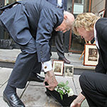 Hans Hirschfeld, Sohn von Benno Hirschfeld, und die Zweite B�rgermeisterin, Dorothee Stapelfeldt, bei der Einweihung der Stolpersteine f�r Benno und Kurt Hirschfeld