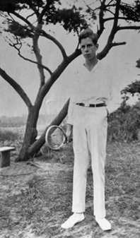 Hans Vincent Scharlach (o. J.), stehend, mit Tennisschläger in der Hand Hans Vincent Scharlach (o. J.), stehend, mit Tennisschläger in der Hand