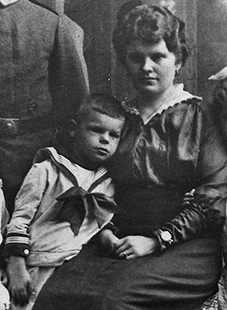 Heinrich Zhrens mit seiner Mutter